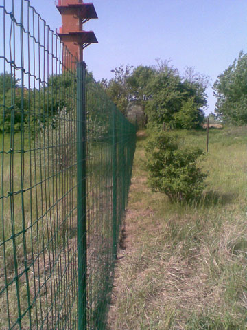 Telek délkeleti határára épített kerítés