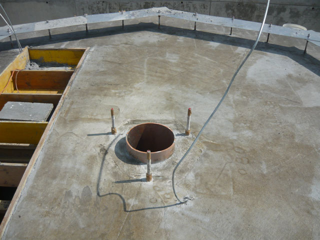 Betonozott 10. emeleti födém, a kép közepén az antennatörzs rögzítésére szolgáló 3 tőcsavarral, 2013. augusztus 13.